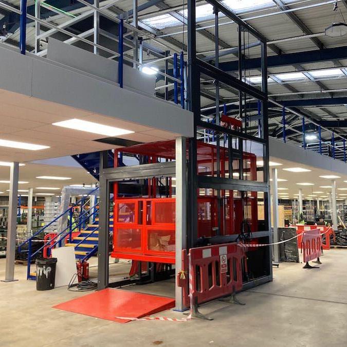 Read more about the article Choosing the Right Cargo Handling Solution: Cargo Lift or Scissor Lift Tables?