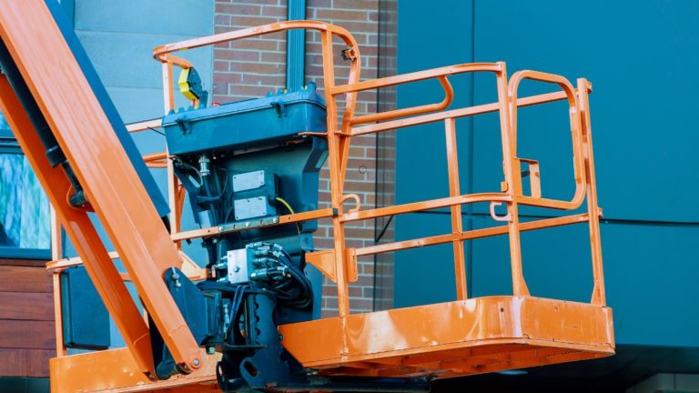 Read more about the article Tremendous Importance of Hydraulic Lift Platforms in Modern Construction