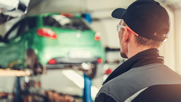 Read more about the article Comparing Hydraulic Lifts to Electric Lifts: Pros and Cons