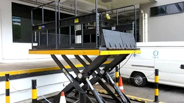 Morn Cargo lift moving upward in parking