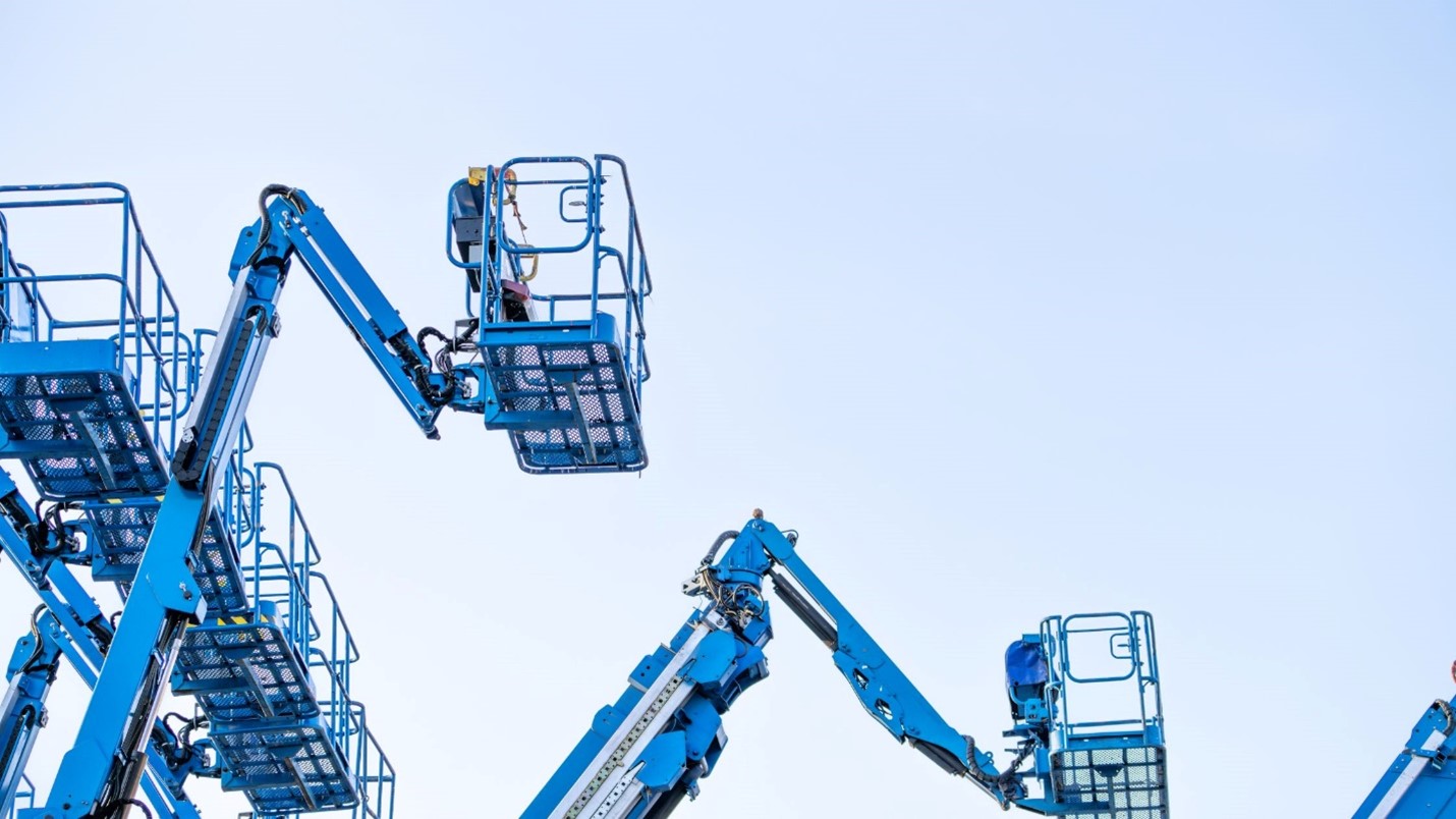 Cost-Effective Solutions for Material Handling with Cargo Lifts - MORN LIFT Morn lift lifting in air
