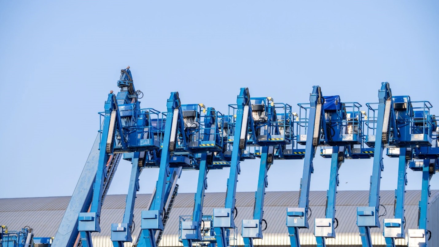 Cost-Effective Solutions for Material Handling with Cargo Lifts - MORN LIFT Morn lift uplifting in air