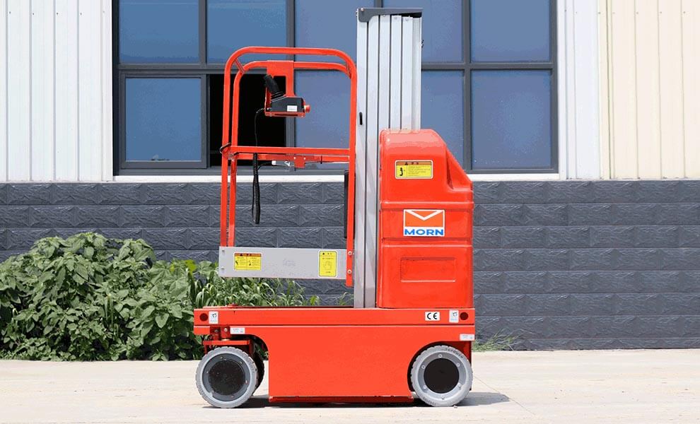 SELF-PROPELLED MAST LIFT