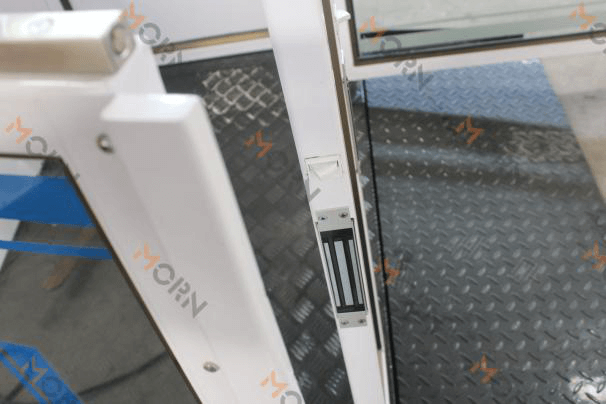 Electromagnetic lock of the platform door